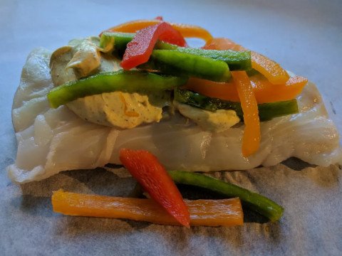 Papillotes de colin au curry et aux trois poivrons
