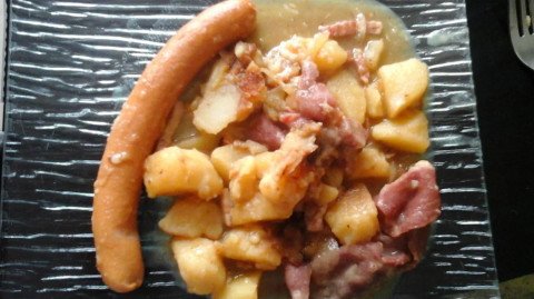 Pommes de terre au lard et aux saucisses fumées
