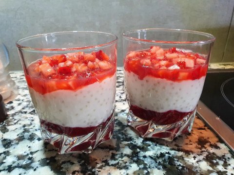 Tapioca, coulis de framboises et brunoise de fraises