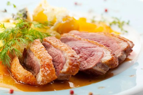 Magrets de canard aux pommes et oignons confits