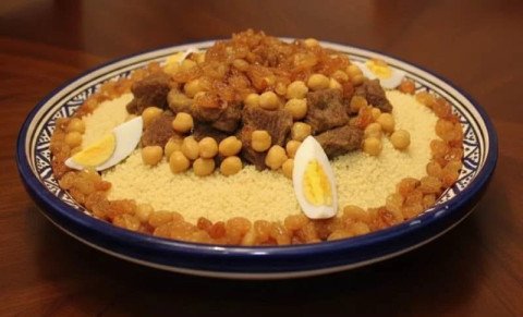 Couscous oriental au bœuf épicé et raisins dorés