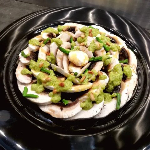 Carpaccio de champignons de paris au pesto d'asperges