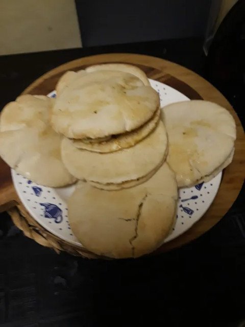 Poulet mariné en sandwich frais au pain pita