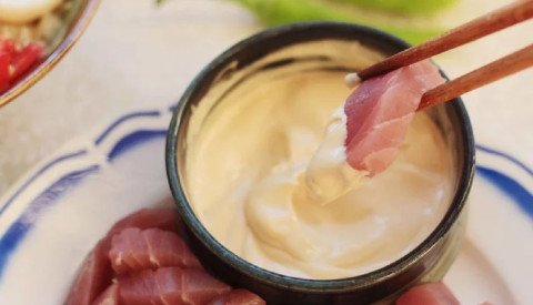 Sashimi de thon et sauce japonaise