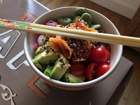Poke bowl printanier à la truite fumée
