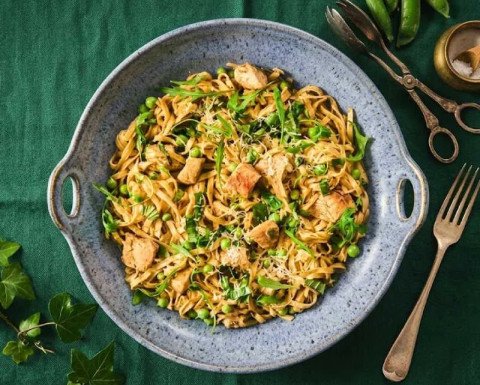 Pâtes au poulet et petits pois : la recette savoureuse au pesto de cajou