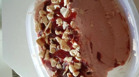 Crème glacée à la fraise et morceaux de meringue