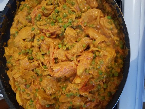 Poulet malaisien pimenté au lait de coco et petits pois