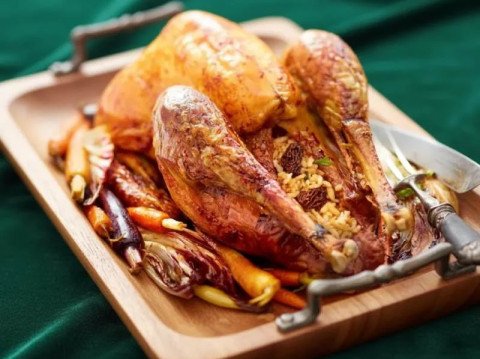 Dinde farcie au risotto, morilles et carottes glacées