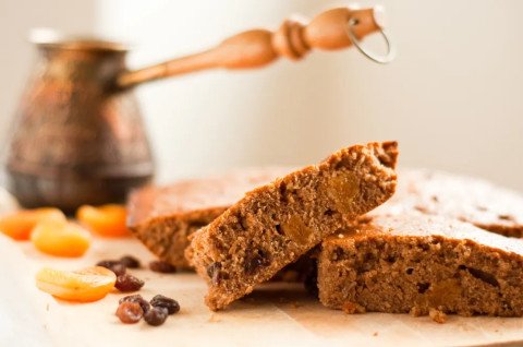 Pain d'épices avec des morceaux de fruits secs