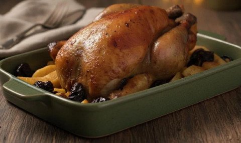 Chapon de pintade aux pommes et aux pruneaux