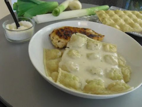 Ravioles à la fondue de poireaux et sauce parmesan