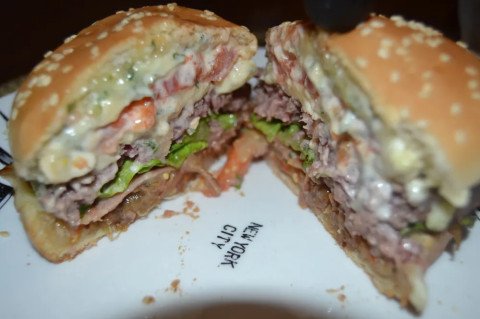 Mon Burger au brie de Meaux ( et sa compotée d'oignon parmesane )