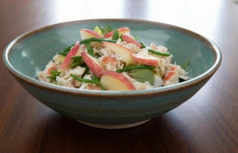 Salade de crabes, salicorne, pourpier, herbes et pêches