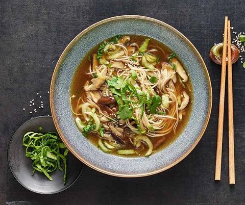 Potage asiatique aux nouilles, porc et crevettes