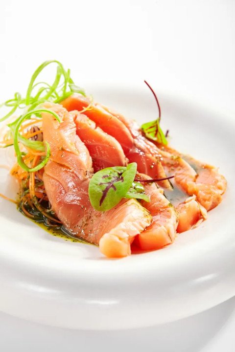 Tataki de saumon Tandoori, coulis de mangue ponzu, petit pois au beurre d’algue et salicorne