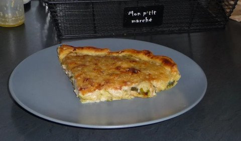 Tarte aux poireaux, crevettes et flétan