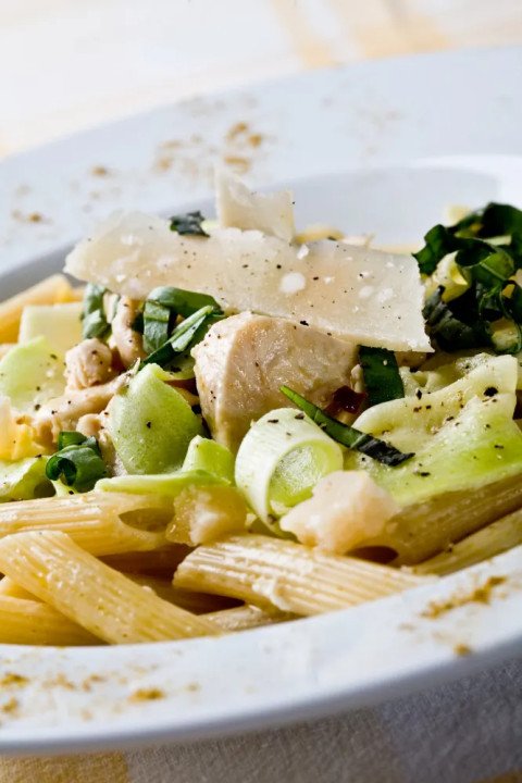 Penne aux rubans de courgettes et poulet au parmesan