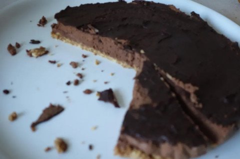 Tarte mousseuse et craquante au chocolat sans cuisson