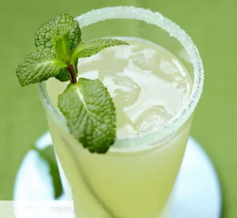 Jus de citron à la menthe fraîche