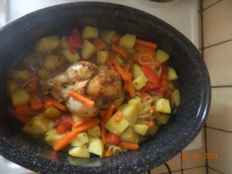 Coquelet dans son jus, pommes de terre et carottes