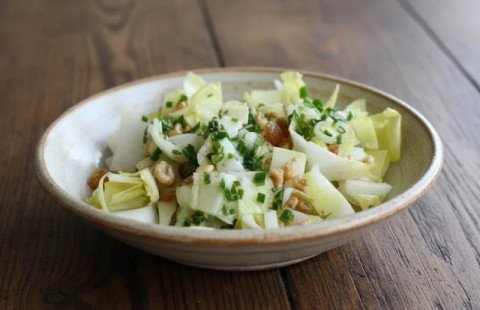 Endives et noix en salade parfumée au miel