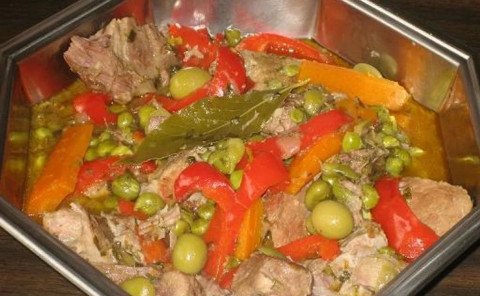 Ragoût de côtes de porc aux petits pois et jeunes carottes