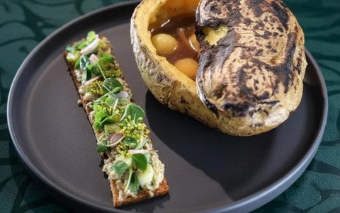 Pomme de terre, anguille fumée cuite dans la braise