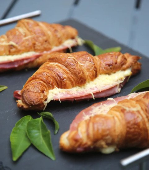 Croissant au jambon fromage
