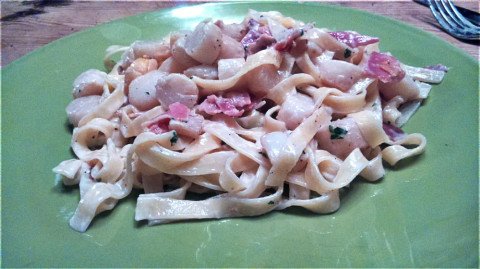 Pâtes aux Saint-Jacques et jambon cru