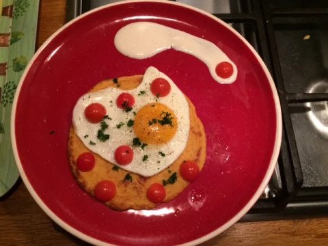 Pancakes de carottes accompagnés de sa sauce tahini