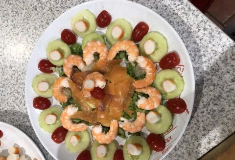 Salade de concombre, saumon-crevettes