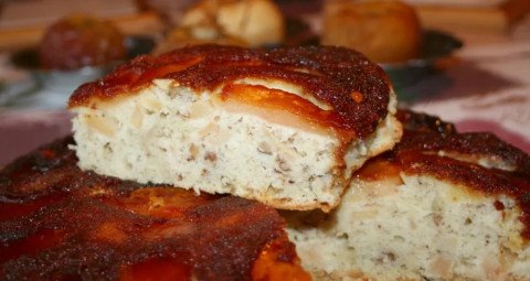 Gâteau au yaourt renversé aux pommes et aux noix