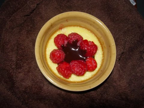 Crème aux oeufs couronnée de framboises et chocolat