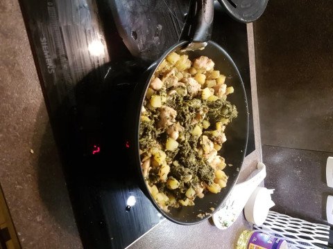 Wok de pommes de terre, poulet & épinards \à la coréenne\