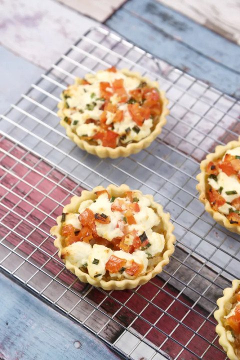 Tartelette au chèvre sur compotée d'oignons