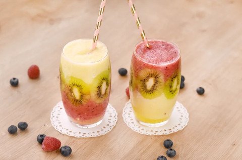 Smoothie bicolore avec morceaux de fruits