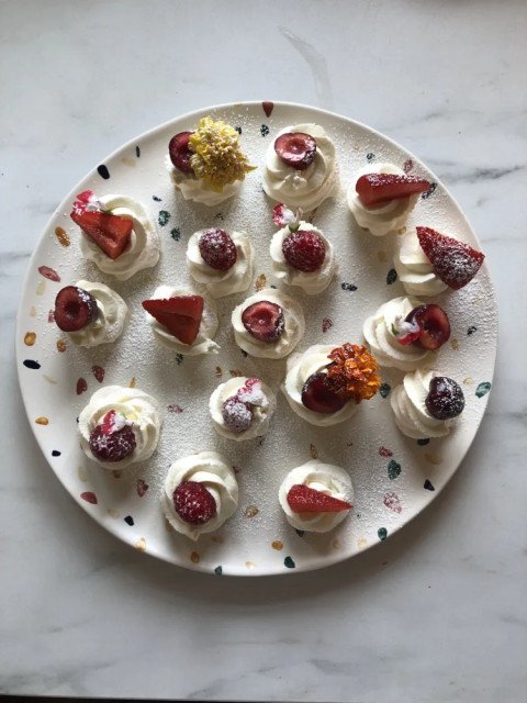 Mini pavlovas aux fruits rouges, chantilly à la menthe, et citron par Les Gros Gâteaux