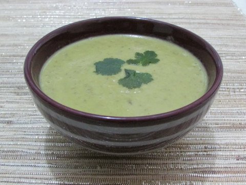 Soupe à la banane, au chou chinois et aux lentilles