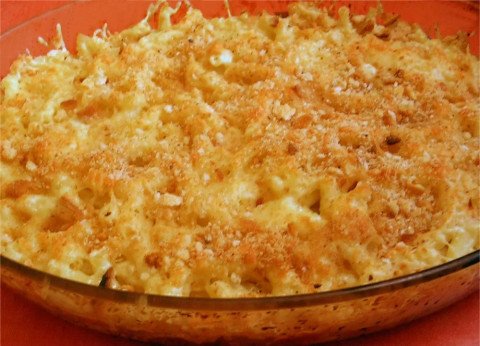 Gratin de macaronis aux champignons, olives et jambon