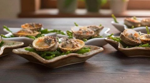 Coques gratinées au beurre d'algues et parmesan