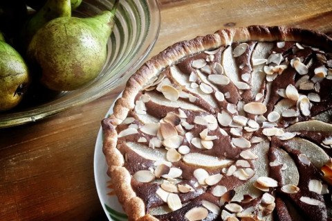 Tarte poires, chocolat, amandes et pralin