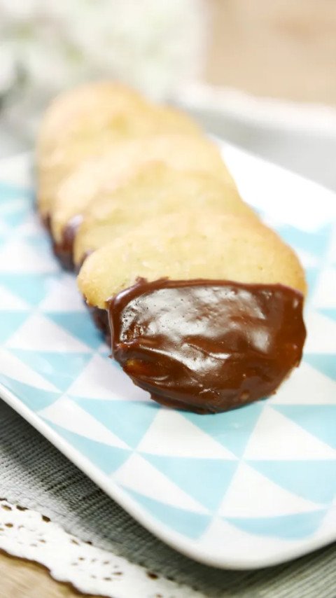 Tuiles aux amandes nappées de chocolat