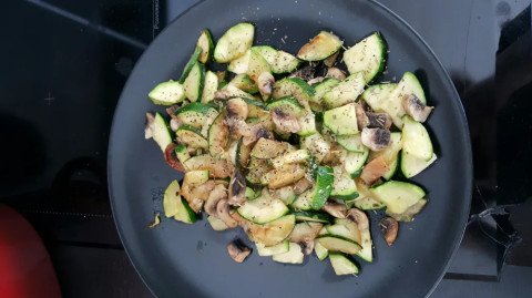 Poêlée de courgettes et champignons persillés