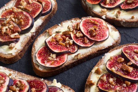 Tartines figues rôties, ricotta et noisettes concassées