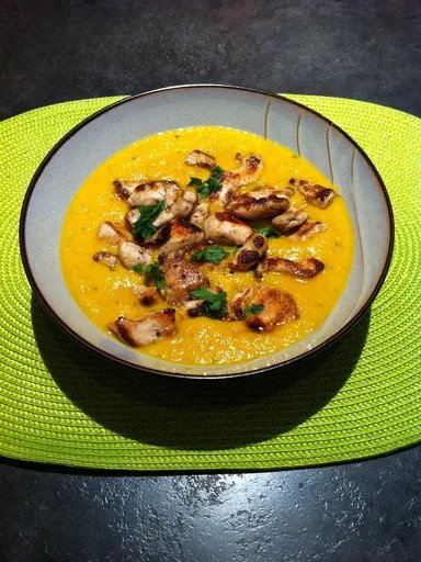 Velouté carottes-coco-coriandre au poulet