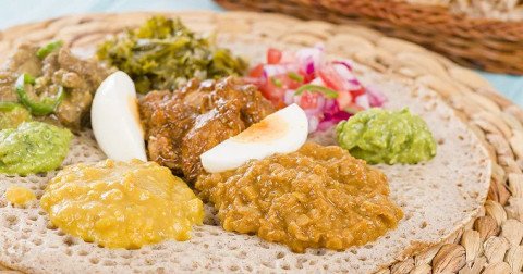 Doro wat sur injera ou ragoût de viande épicé à l’éthiopienne