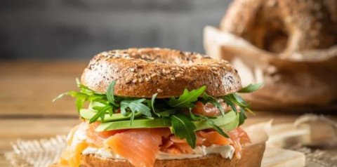 Bagel au saumon fumé et avocat