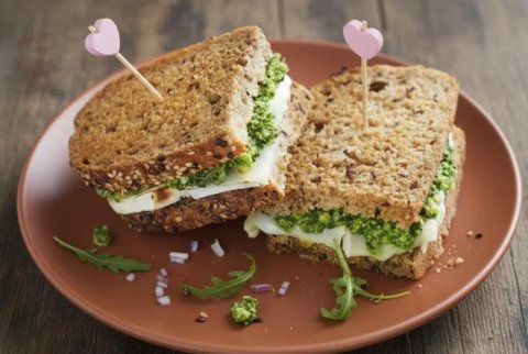 Croque-monsieur au rocamadour, pesto de roquette