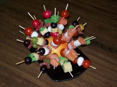 petites brochettes colorées pour l'apéritif